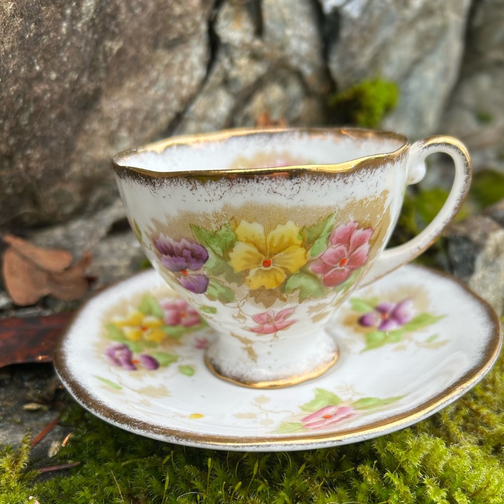 Royal Standard Floral Gold-Trimmed Tea Cup and Saucer Set. EUC